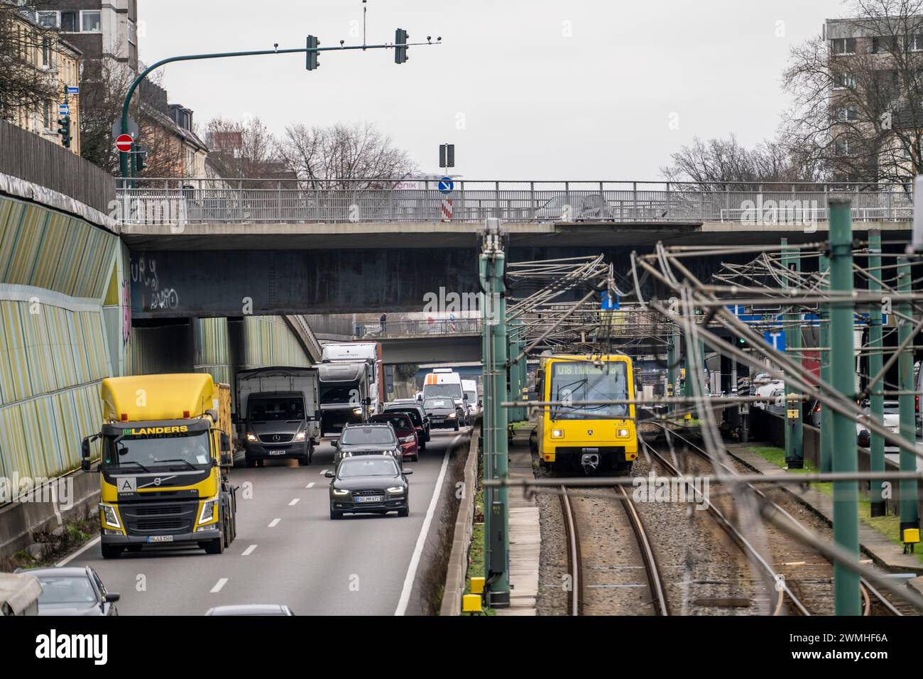 Le Hausackerbrücke, pont routier du centre-ville sur l'autoroute A40 et une ligne de métro léger, entre Essen-Frohnhausen et Holsterhausen, largement renov Banque D'Images