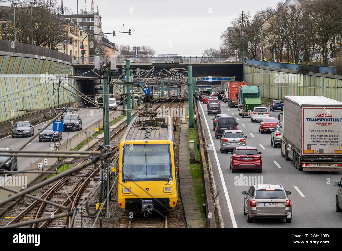 Le Hausackerbrücke, pont routier du centre-ville sur l'autoroute A40 et une ligne de métro léger, entre Essen-Frohnhausen et Holsterhausen, largement renov Banque D'Images