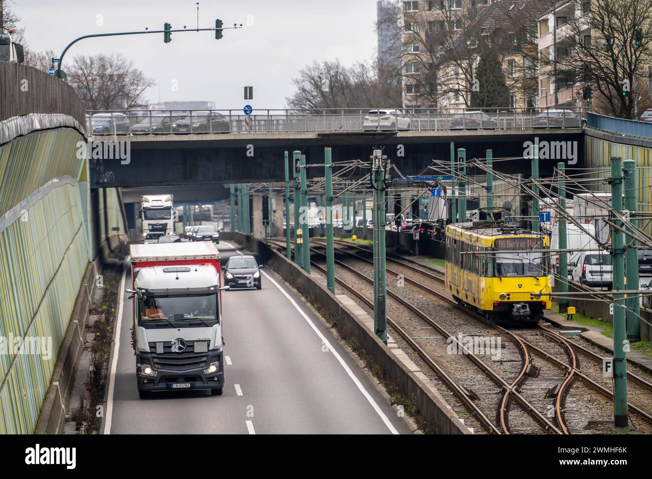 Le Hausackerbrücke, pont routier du centre-ville sur l'autoroute A40 et une ligne de métro léger, entre Essen-Frohnhausen et Holsterhausen, largement renov Banque D'Images
