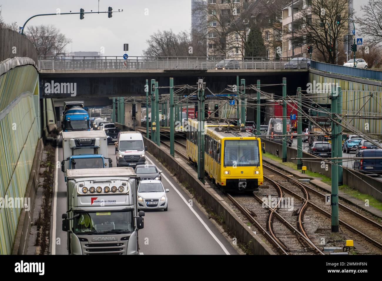 Le Hausackerbrücke, pont routier du centre-ville sur l'autoroute A40 et une ligne de métro léger, entre Essen-Frohnhausen et Holsterhausen, largement renov Banque D'Images