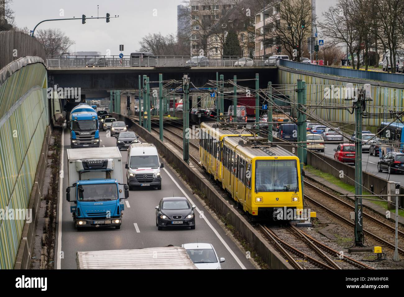 Le Hausackerbrücke, pont routier du centre-ville sur l'autoroute A40 et une ligne de métro léger, entre Essen-Frohnhausen et Holsterhausen, largement renov Banque D'Images