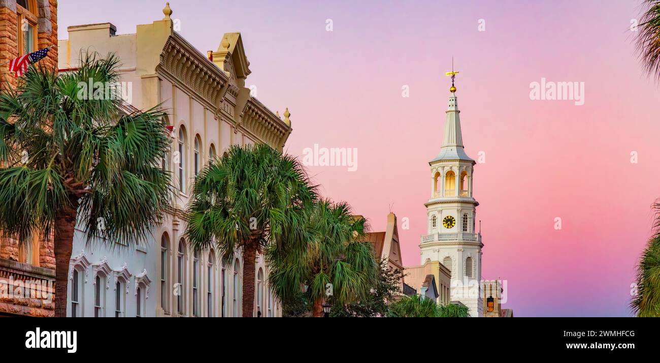 Uban Streets dans le centre-ville de Charleston, Caroline du Sud, États-Unis. Crépuscule éclatant au lever du soleil. Banque D'Images
