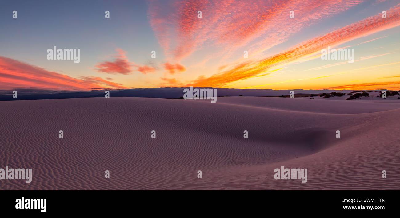 Sable blanc pendant un lever de soleil coloré. White Sands National Monument, Nouveau-Mexique, États-Unis. Banque D'Images