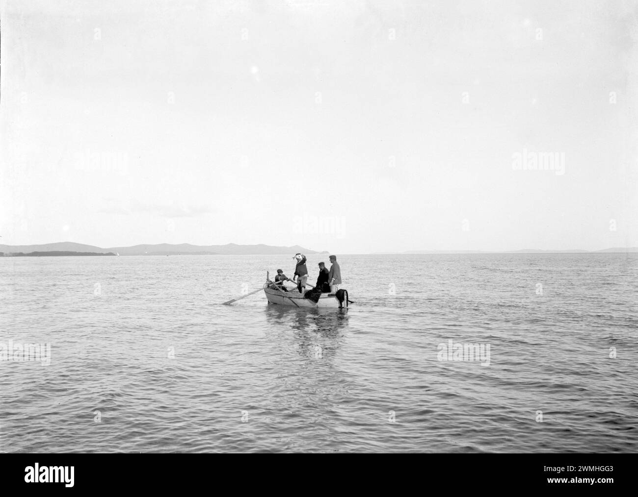 Marine française dans leur voilier et bateau en bois dans le sud-est de la France. Début du XXe siècle. Vieille photo numérisée. Banque D'Images
