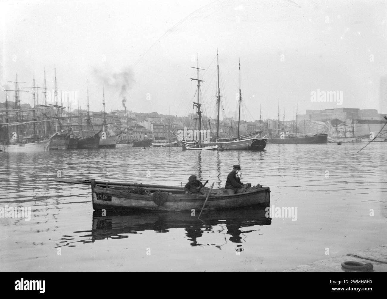 Marine française dans leur voilier et bateau en bois dans le sud-est de la France. Début du XXe siècle. Vieille photo numérisée. Banque D'Images