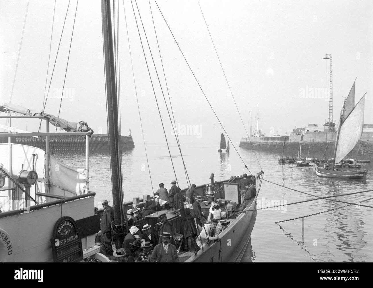 Marine française dans leur voilier et bateau en bois dans le sud-est de la France. Début du XXe siècle. Vieille photo numérisée. Banque D'Images
