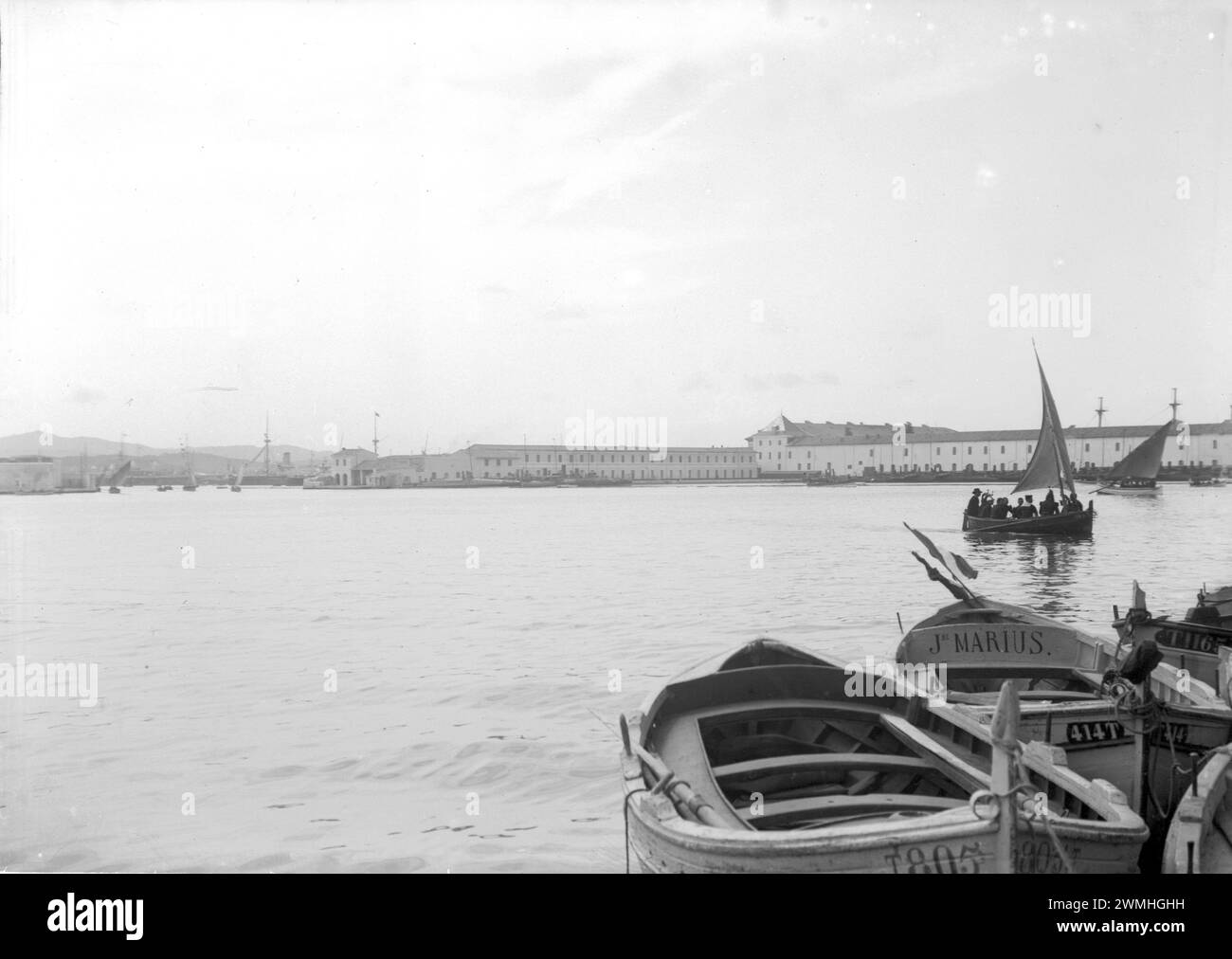 Marine française dans leur voilier et bateau en bois dans le sud-est de la France. Début du XXe siècle. Vieille photo numérisée. Banque D'Images