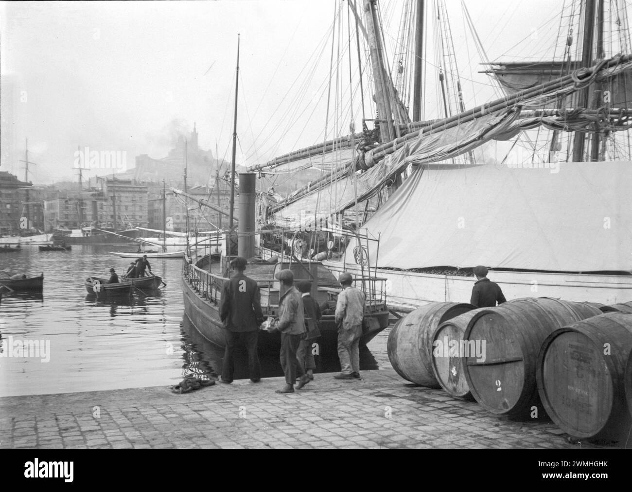 Marine française dans leur voilier et bateau en bois dans le sud-est de la France. Début du XXe siècle. Vieille photo numérisée. Banque D'Images