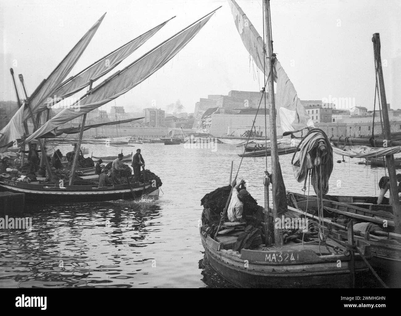 Marine française dans leur voilier et bateau en bois dans le sud-est de la France. Début du XXe siècle. Vieille photo numérisée. Banque D'Images