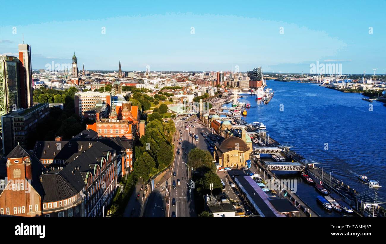 Incroyable point de vue drone panorama de Hambourg avec une architecture ancienne et moderne et la rivière Norderelber. Coucher de soleil - vacances impressionnantes dans la ville du Nord et le Ger Banque D'Images