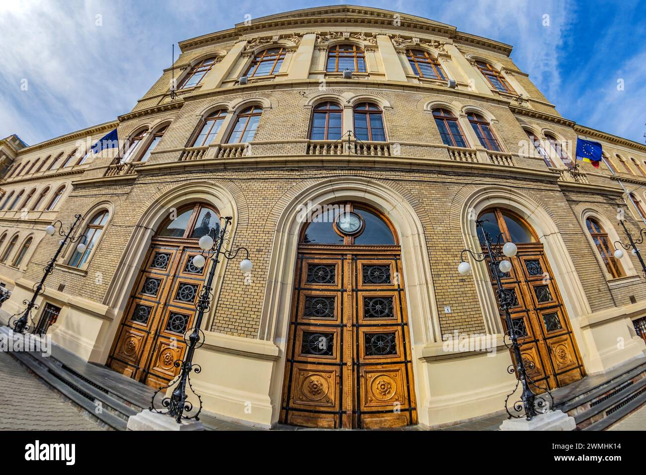 CLUJ-NAPOCA, ROUMANIE-20 SEPTEMBRE 2020 : façade de l'université publique Babeș-Bolyai, la plus grande université roumaine avec environ 45,000 étudiants en 2020 Banque D'Images