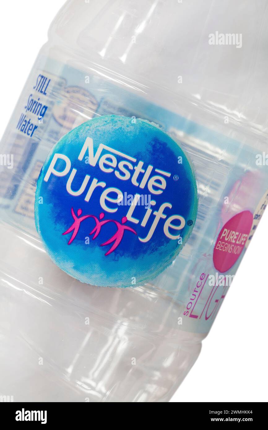 Détail du logo Nestlé Nestle Pure Life sur une bouteille d'eau de source plate Banque D'Images