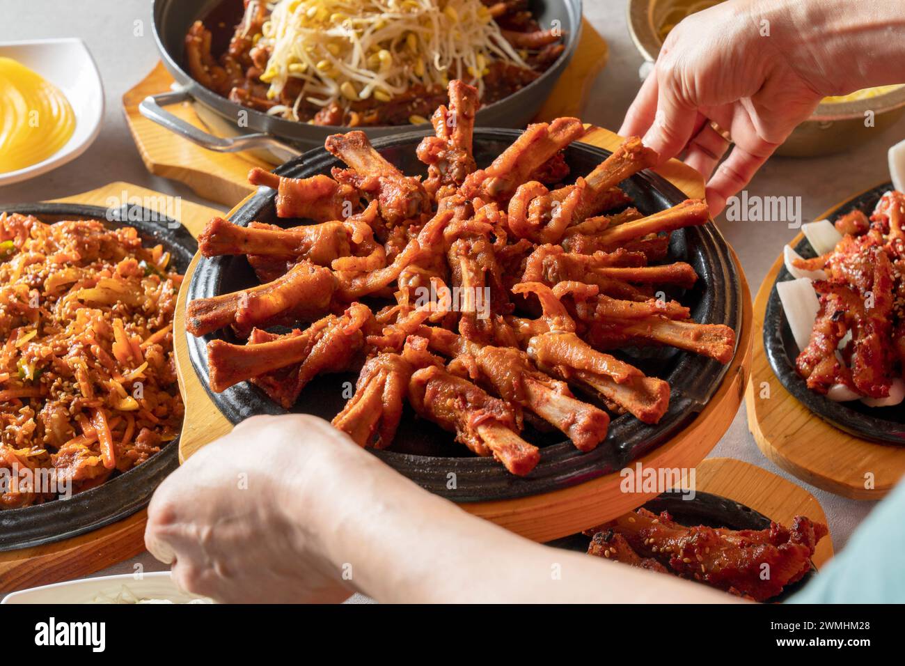 Pattes de poulet épicées, porc, os de porc sautés, pattes de poulet, grillées, sauté, pieds désossés, pieds de poulet dans la soupe, nourriture coréenne, nourriture Banque D'Images