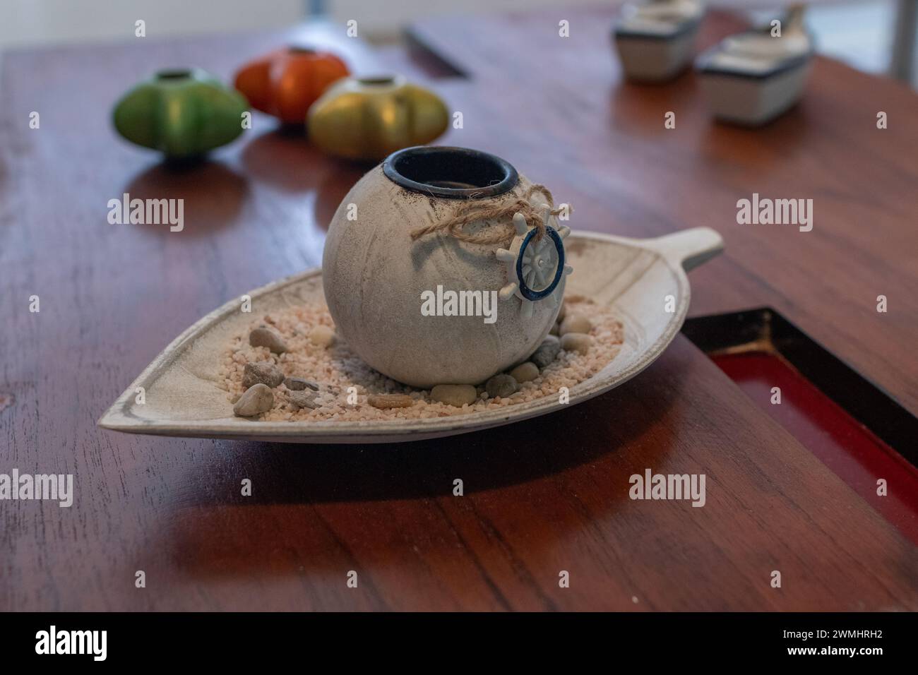 Gros plan de décorations sur le thème de la mer sur une table en bois sombre et une lumière du soleil venant par une fenêtre Banque D'Images