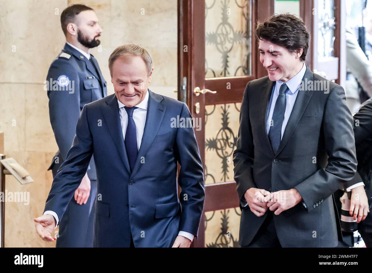 Le premier ministre polonais Donald Tusk accueille le premier ministre du Canada, Justin Trudeau, lors d’une rencontre bilatérale à Varsovie, la capitale de la Pologne, le 26 février 2024. Banque D'Images