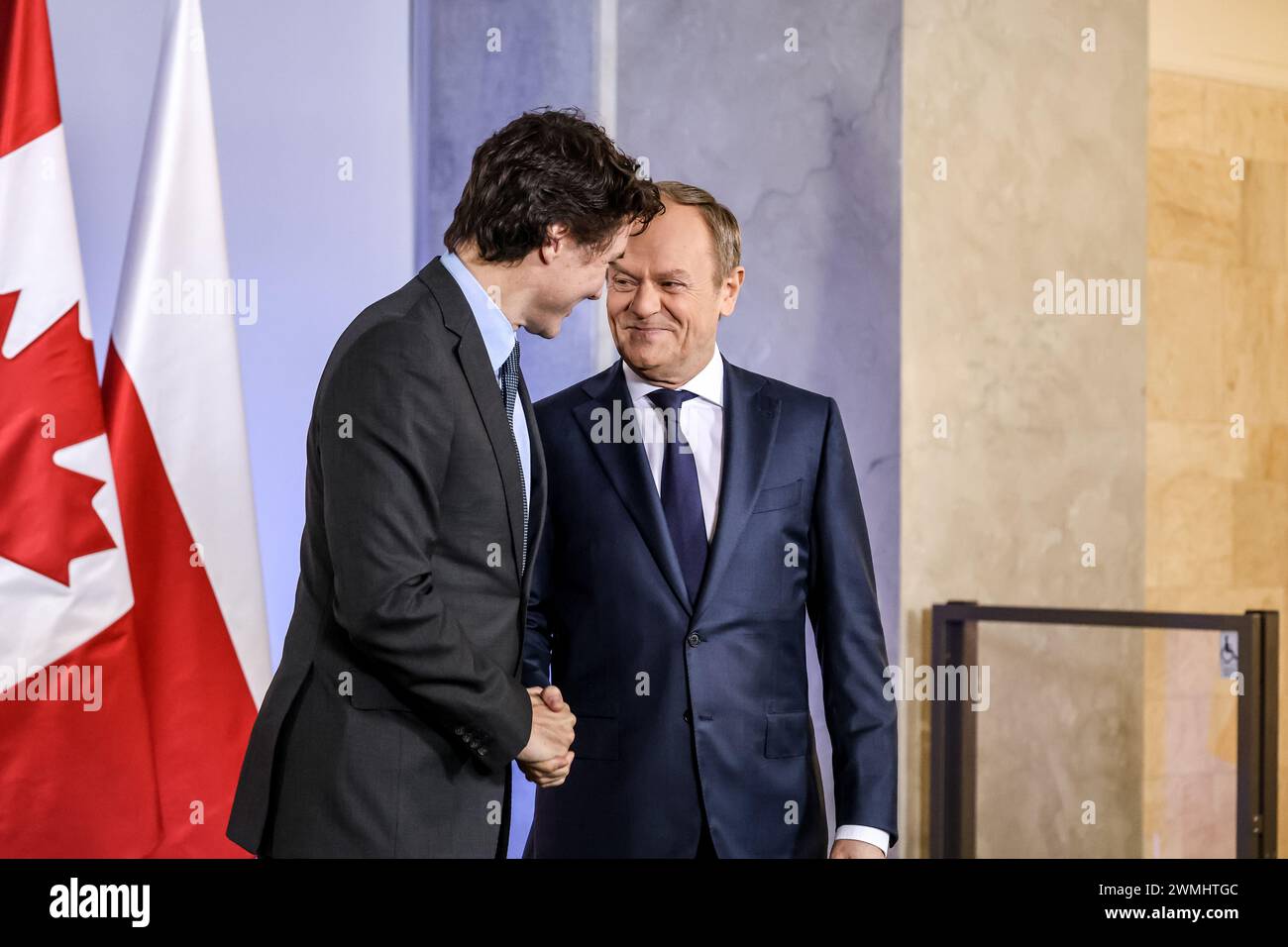 Le premier ministre polonais Donald Tusk accueille le premier ministre du Canada, Justin Trudeau, lors d’une rencontre bilatérale à Varsovie, la capitale de la Pologne, le 26 février 2024. Banque D'Images