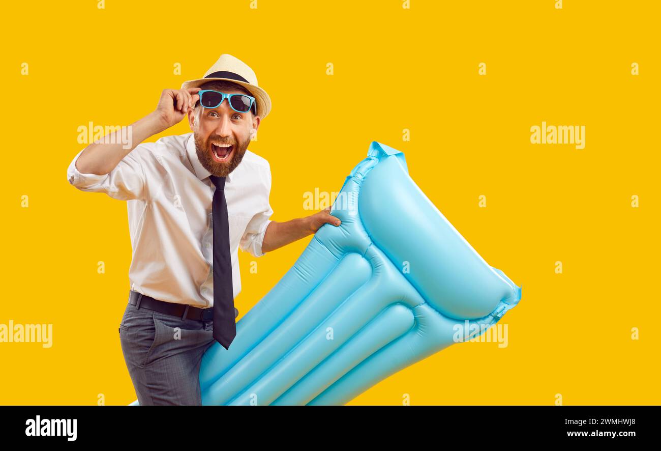 Heureux homme d'affaires excité avec matelas d'eau gonflable s'amusant sur les vacances d'été Banque D'Images
