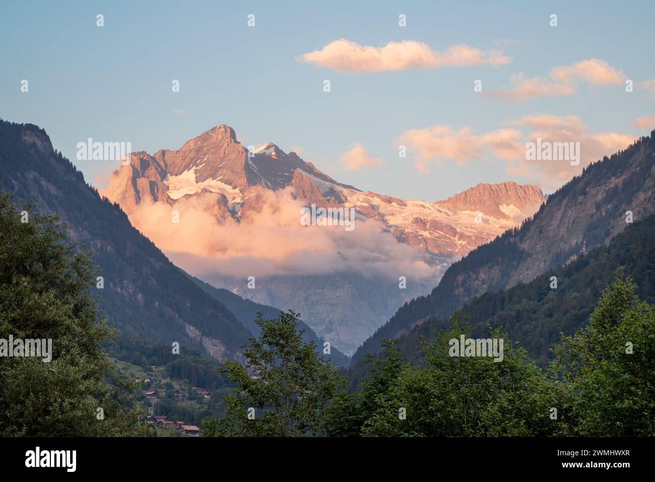 Le pic des alpes dans la lumière du coucher du soleil - Suisse Banque D'Images