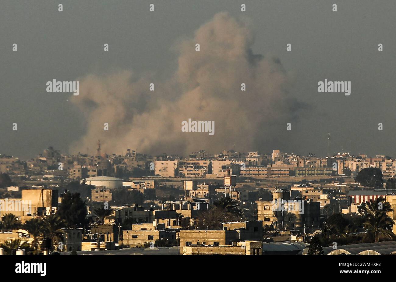 Rafah, Gaza. 25 février 2024. Flot de fumée lors du bombardement israélien dans le Sud de la bande de Gaza, le lundi 26 février 2024. Les pourparlers de cessez-le-feu se poursuivent alors qu'Israël envisage d'attaquer Rafah où des millions de personnes cherchent refuge dans le conflit en cours entre Israël et les militants palestiniens à Gaza. Photo de Ismael Mohamad/UPI. Crédit : UPI/Alamy Live News Banque D'Images