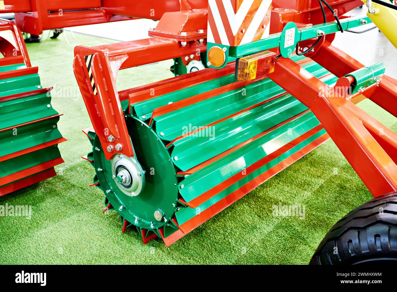 Rouleau broyeur rotatif pour le transport agricole de tournesol, maïs Banque D'Images