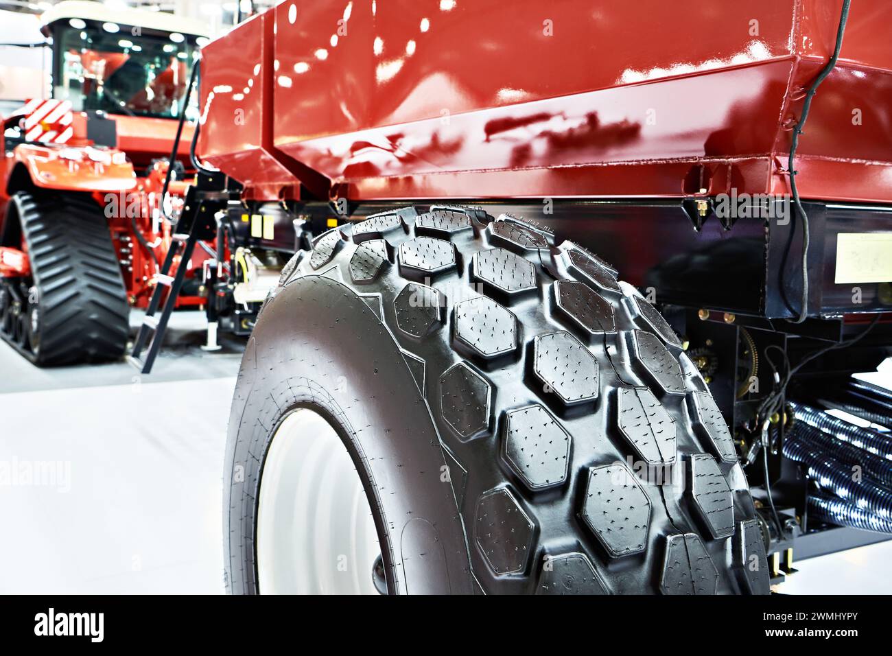 Roue de tracteur de transport agricole sur l'exposition Banque D'Images