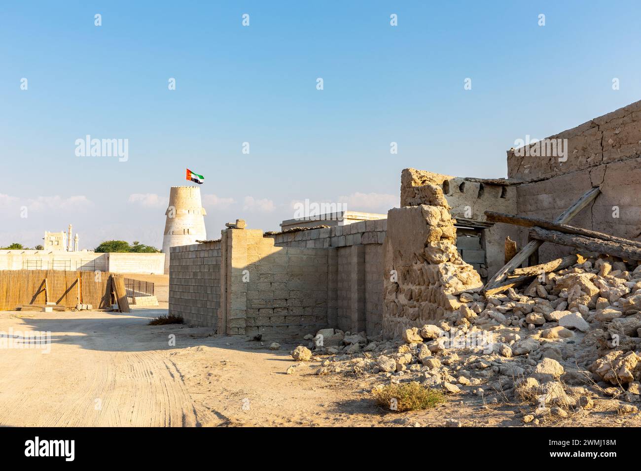 Bâtiment abandonné démoli de la ville d'Al Jazirah Al Hamra aux Émirats arabes Unis, vieilles ruines d'un village perlé hanté. Banque D'Images
