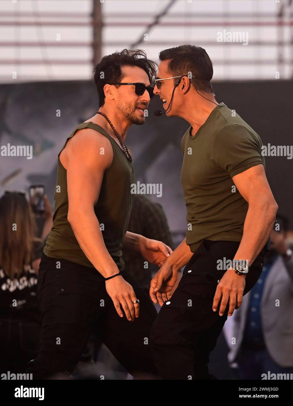 Lucknow, Inde. 26 février 2024. LUCKNOW, INDE - FÉVRIER 26 : les acteurs de Bollywood Akshay Kumar et Tiger Shroff exécutent un pas de danse pendant la promotion de leur prochain film 'Bade Miyan Chote Miyan' près de la vieille ville de la tour de l'horloge le 26 février 2024 à Lucknow, en Inde. (Photo de Deepak Gupta/Hindustan Times/Sipa USA) crédit : Sipa USA/Alamy Live News Banque D'Images