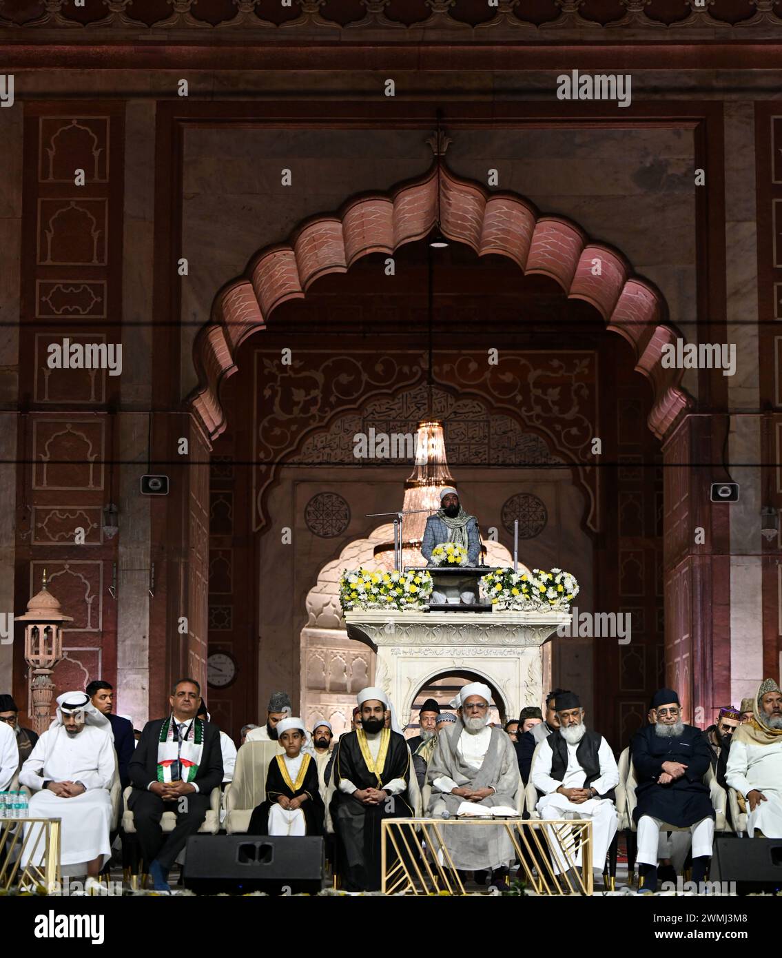 New Delhi, Inde. 25 février 2024. NEW DELHI, INDE - FÉVRIER 25 : Shahi Imam de Jama Masjid Syed Ahmed Bukhari déclare son fils Syed Usama Shaban Bukhari successeur lors d'une cérémonie Dastarbandi la 15ème nuit de Shaaban (mois islamique) à Jama Masjid dans la nuit tardive du 26 février 2024 à New Delhi, Inde. (Photos de Salman Ali/Hindustan Times/Sipa USA) crédit : Sipa USA/Alamy Live News Banque D'Images