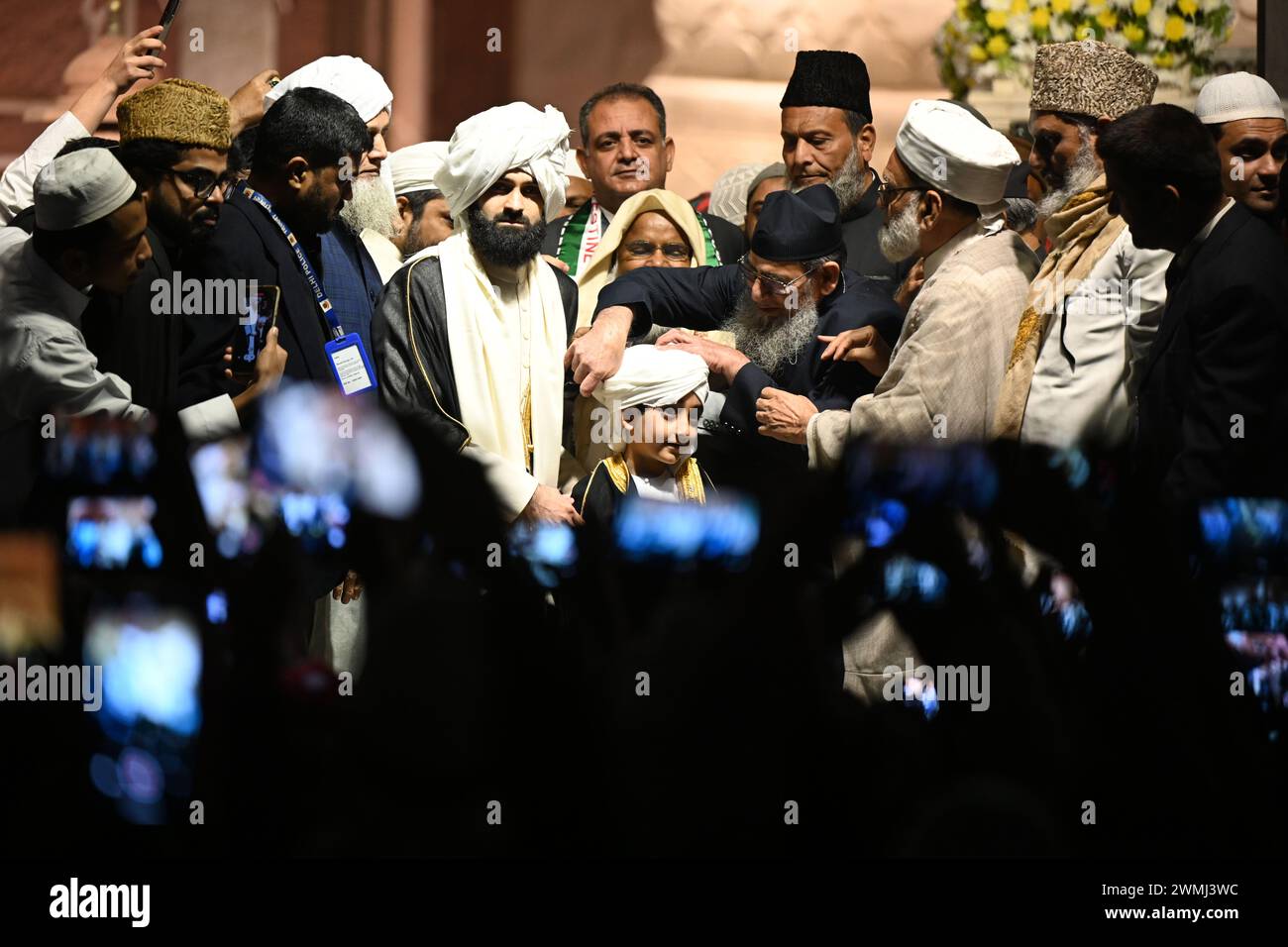 New Delhi, Inde. 25 février 2024. NEW DELHI, INDE - FÉVRIER 25 : Shahi Imam de Jama Masjid Syed Ahmed Bukhari déclare son fils Syed Usama Shaban Bukhari successeur lors d'une cérémonie Dastarbandi la 15ème nuit de Shaaban (mois islamique) à Jama Masjid dans la nuit tardive du 26 février 2024 à New Delhi, Inde. (Photos de Salman Ali/Hindustan Times/Sipa USA) crédit : Sipa USA/Alamy Live News Banque D'Images