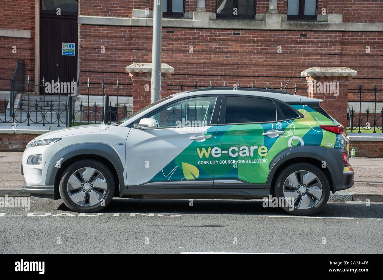 We-Care voitures dans la ville de Cork, qui sont respectueux de l'environnement Banque D'Images