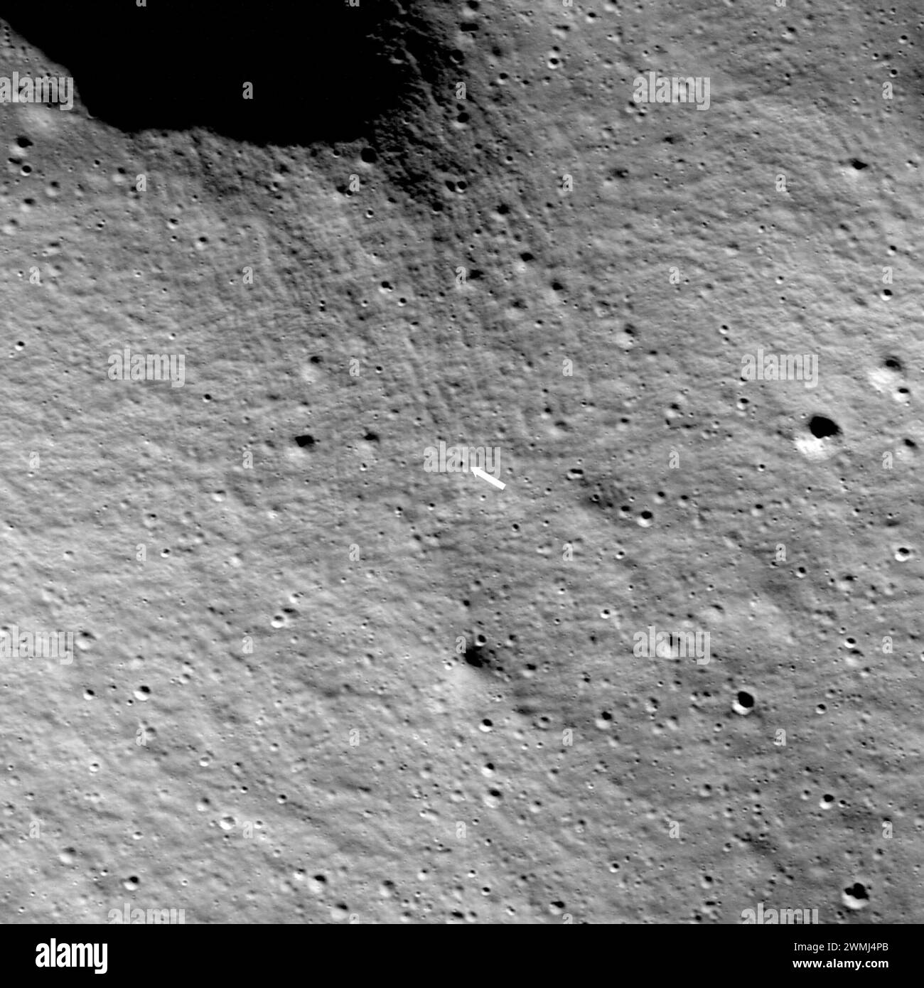 26 février 2024 : la première photo de l'atterrisseur lunaire Odysseus sur la lune, le premier vaisseau spatial américain à effectuer un atterrissage en douceur sur la surface lunaire depuis plus de 50 ans, a été publiée lundi. L'image montre le vaisseau spatial à moins d'un mile (1,6 kilomètres) de son site d'atterrissage prévu au cratère Malapert près du pôle Sud, le plus au sud qu'un véhicule ait pu atteindre sur la lune. Les machines intuitives IM-1 Nova-C, connues sous le nom d'Odysseus, ont atterri sur la Lune jeudi 22 février à 23:23:53 UTC (17:23 CST). La flèche indique l'atterrisseur Nova-C ; la largeur de l'image est de 973 mètres. Banque D'Images