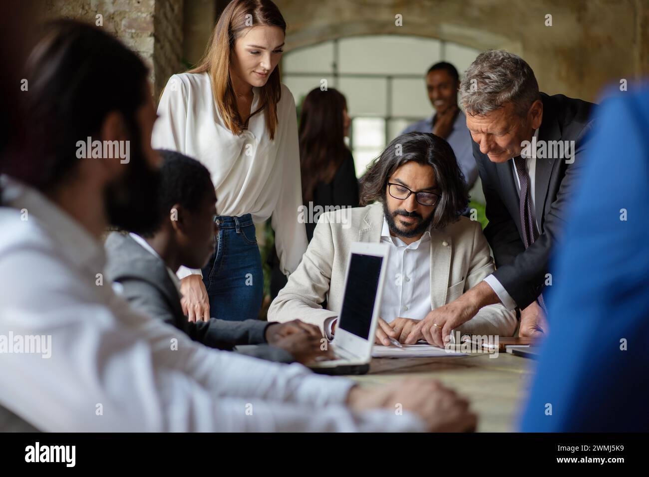 Stratégie d'équipe d'entreprise diversifiée - Réunion collaborative - innovation, travail d'équipe, planification, espace de travail créatif. Banque D'Images