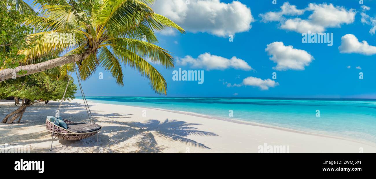 Complexe balnéaire de luxe. Balançoire de chaise longue sur le palmier près de la côte de la mer sable blanc ciel heureux. Fond d'île tropicale, vacances d'été et tourisme Banque D'Images