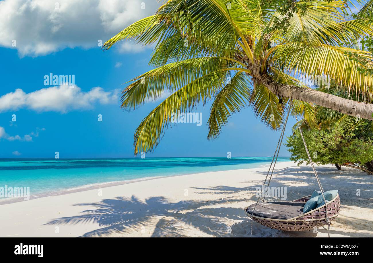 Complexe balnéaire de luxe. Balançoire de chaise longue sur le palmier près de la côte de la mer sable blanc ciel heureux. Fond d'île tropicale, vacances d'été et tourisme Banque D'Images
