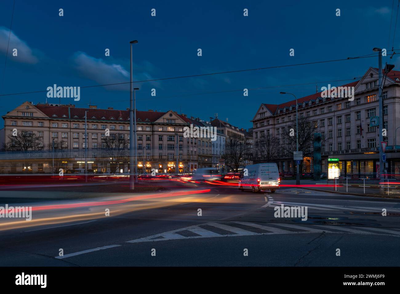 Rotatif avec des lignes à Dejvice partie de la capitale en couleur soirée d'hiver à Prague 02 24 2024 Banque D'Images