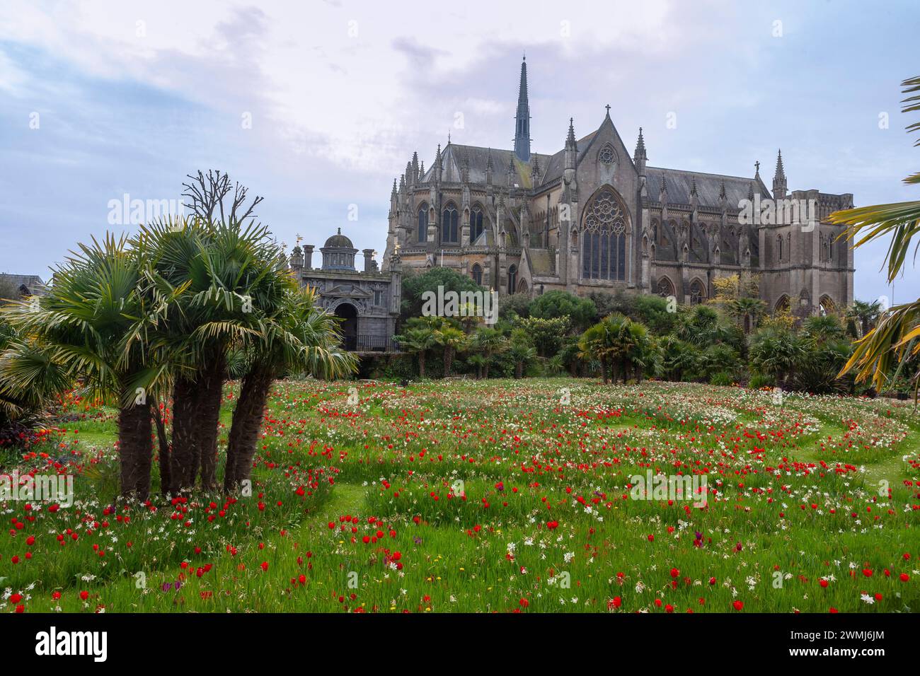 Cathédrale notre-Dame d'Arundel et Saint Philippe Howard, vue depuis les jardins du château d'Arundel, West Sussex, Royaume-Uni : labyrinthe de tulipes au premier plan. Banque D'Images