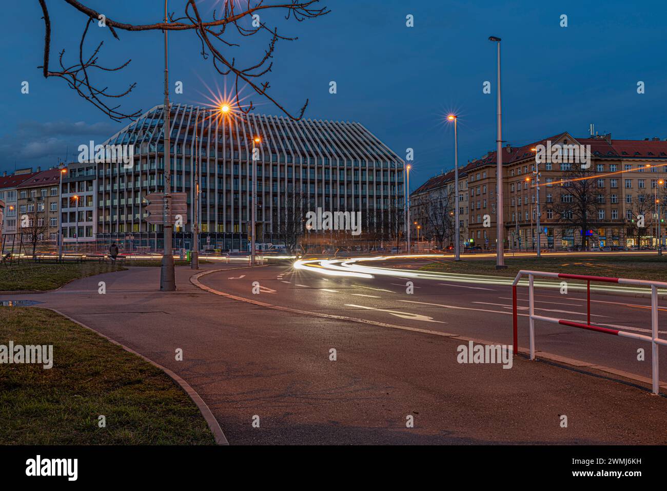 Rotatif avec des lignes à Dejvice partie de la capitale en couleur soirée d'hiver à Prague 02 24 2024 Banque D'Images