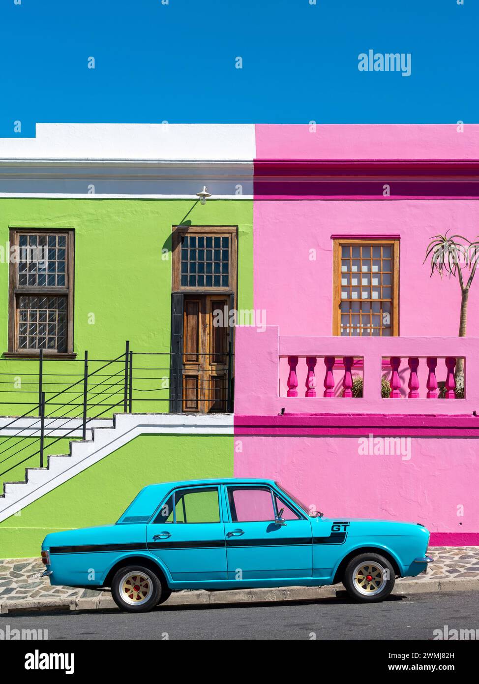 Voiture ancienne dans le quartier historique de Bo-Kaap, Cape Town, Afrique du Sud. Banque D'Images