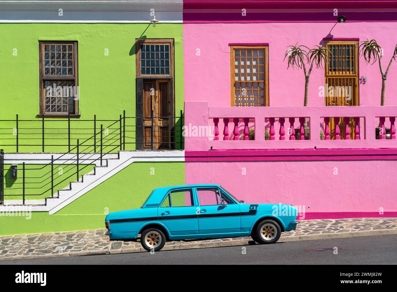 Voiture ancienne dans le quartier historique de Bo-Kaap, Cape Town, Afrique du Sud. Banque D'Images