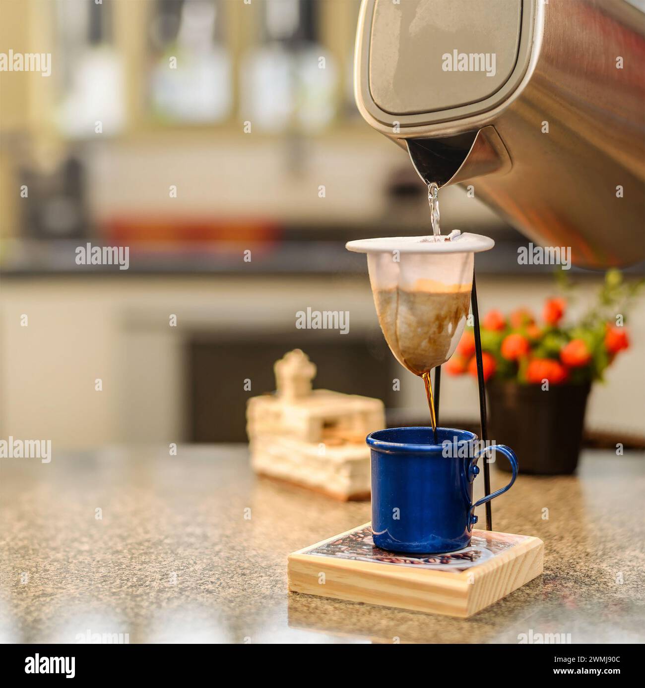 Verser de l'eau chaude dans une passoire à café en tissu. Préparer une portion individuelle de café noir. Banque D'Images