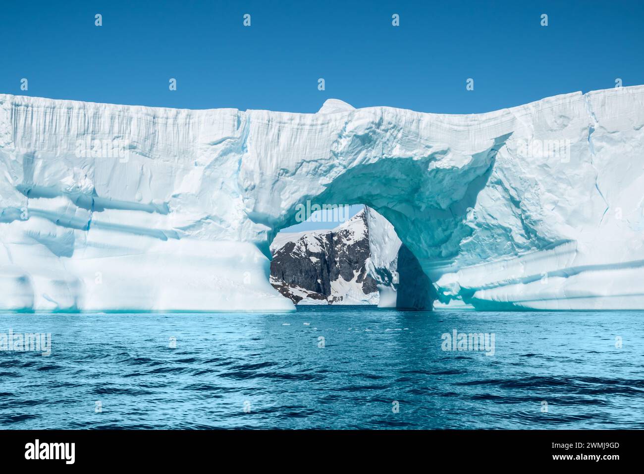 Bel iceberg en forme d'arc en Antarctique. Banque D'Images