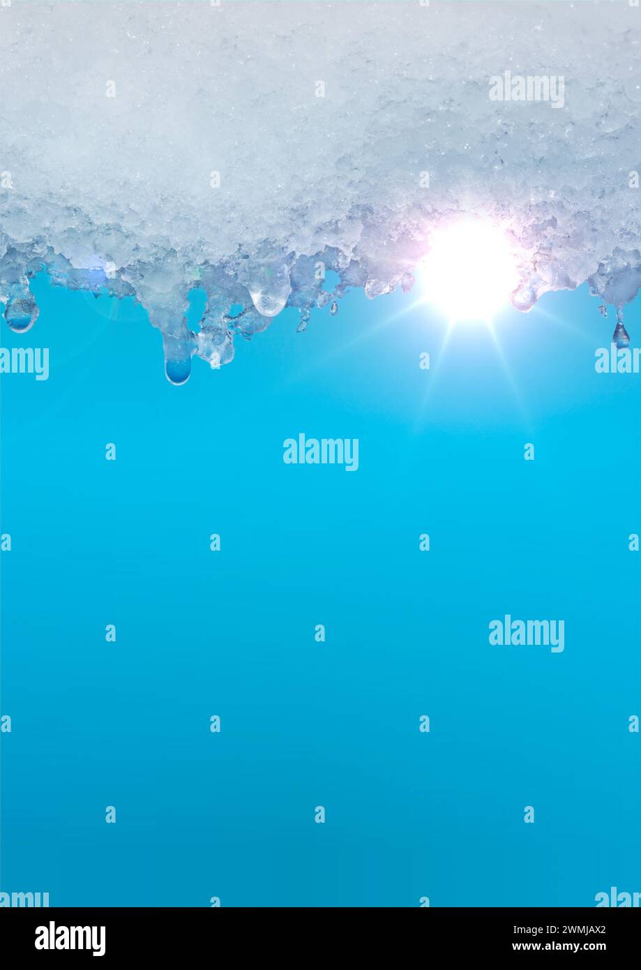 Le printemps approche - la neige fond dans un ciel bleu avec le soleil en arrière-plan Banque D'Images