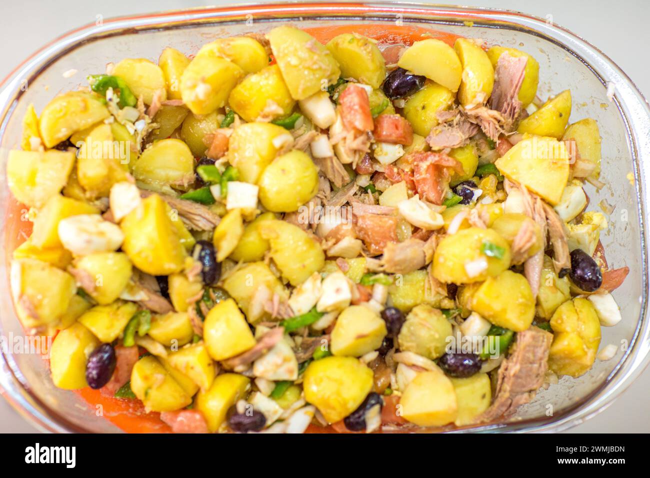 Salade andalouse colorée avec pommes de terre, thon, œufs et légumes frais. Banque D'Images