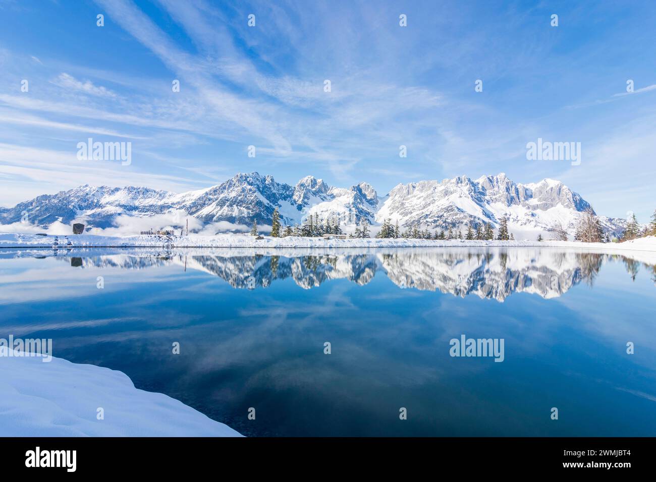 Chaîne de montagnes Wilder Kaiser, étang Astbergsee, neige qui va am Wilden Kaiser Wilder Kaiser montagnes Tirol, Tyrol Autriche Banque D'Images
