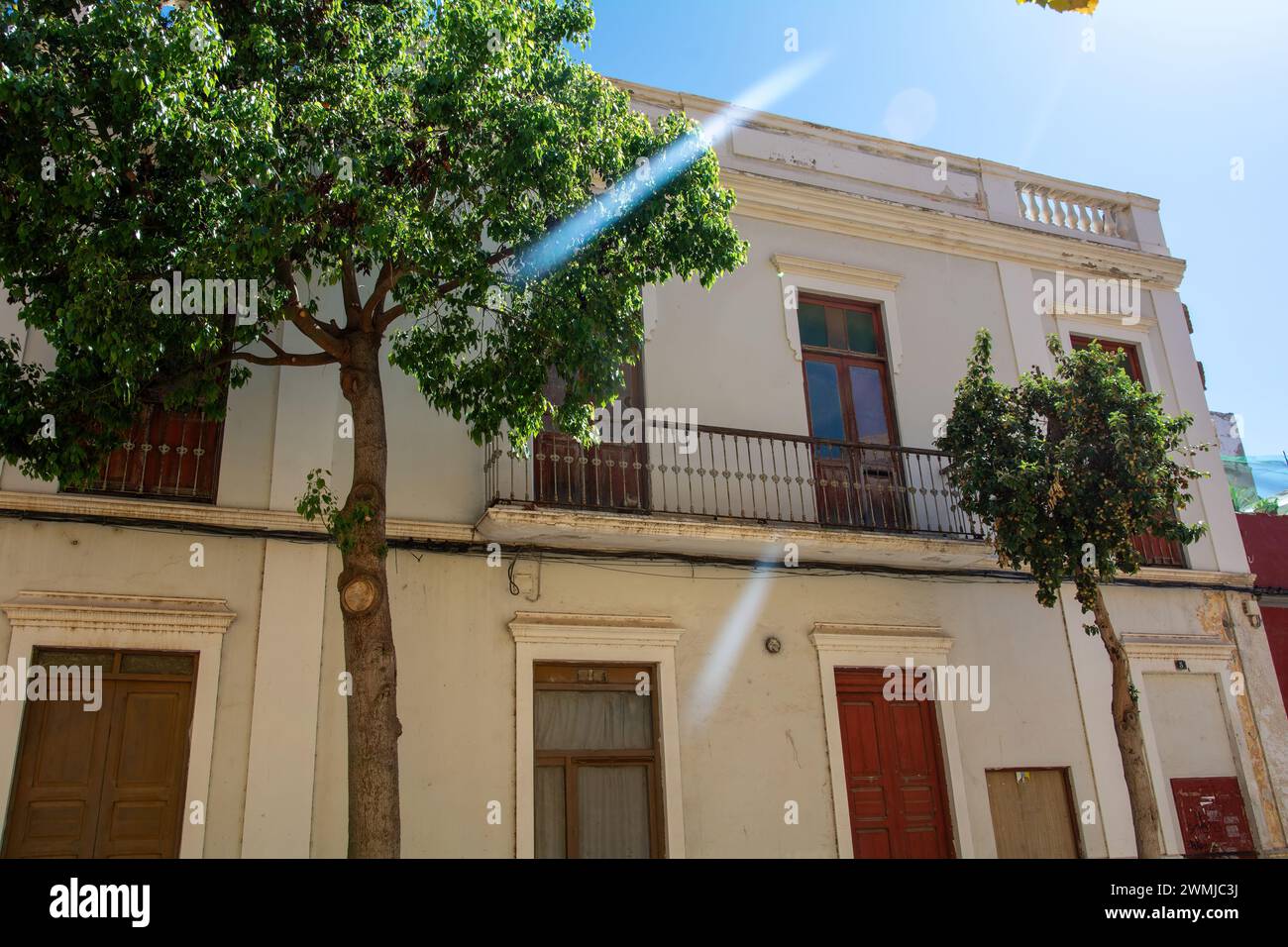 Maison ancienne avec balcon et un arbre en Espagne sur l'île Canaries de Gran Canaria Banque D'Images