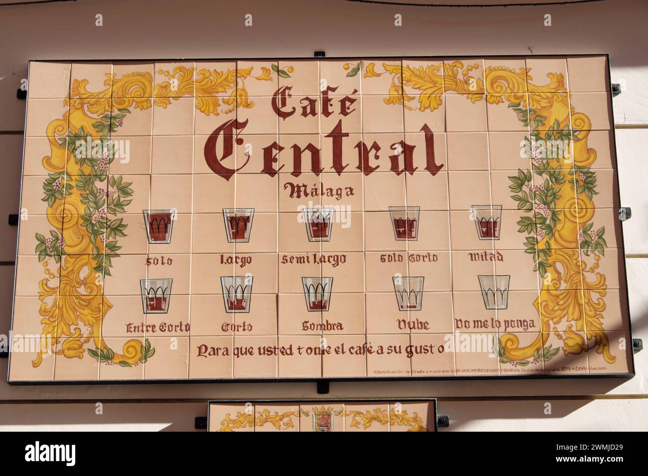 Cafe Central Tile Board qui représente les différentes façons de commander du café à Malaga, Espagne. Banque D'Images