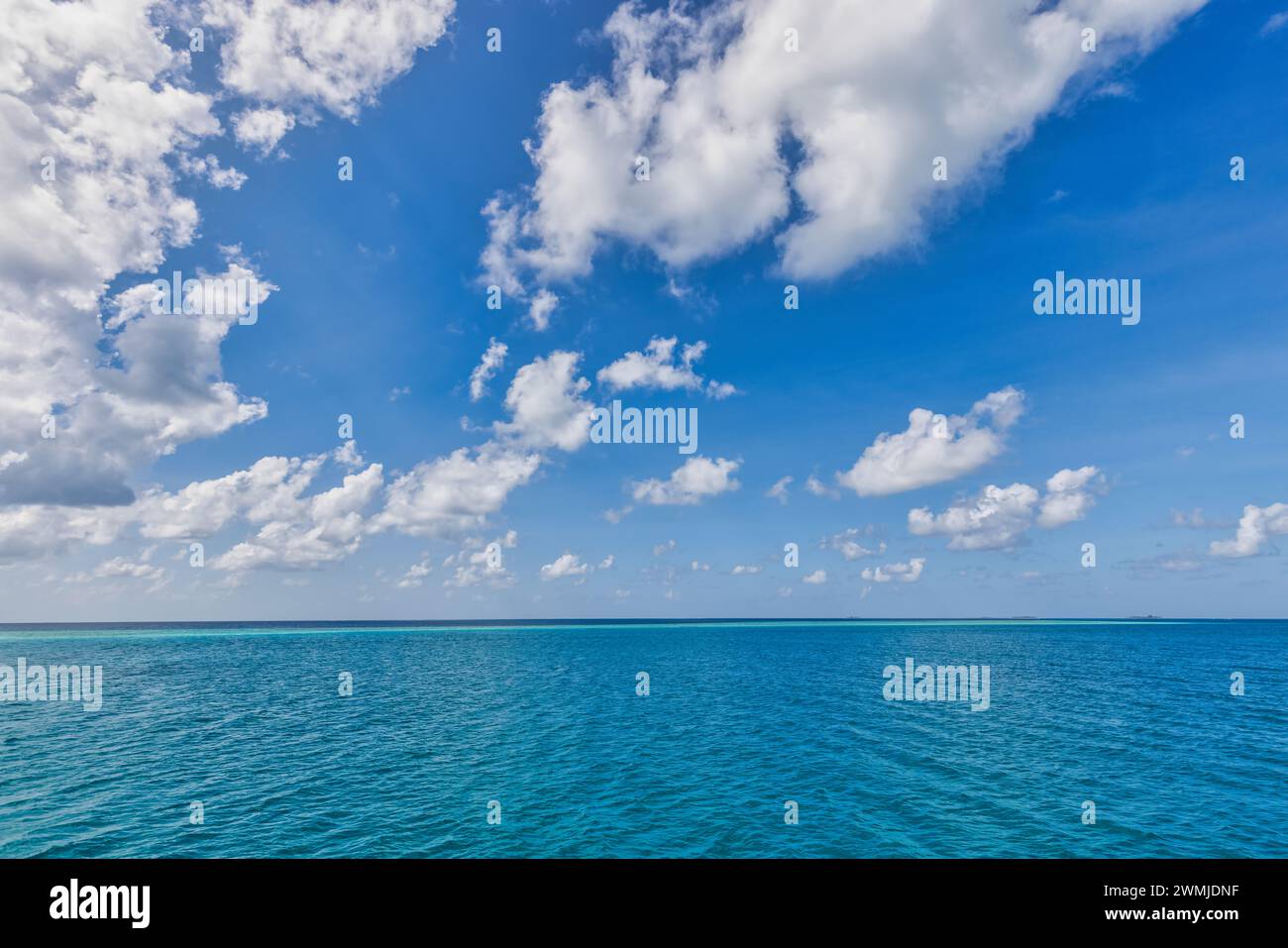 Baie d'eau de mer cristalline. Lagon immaculé de l'océan ciel nuageux ensoleillé, cadre marin idyllique de détente. Voyage exotique à surface transparente. Tropiques méditerranéens Banque D'Images
