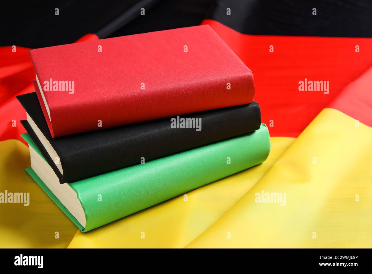 Apprendre une langue étrangère. Différents livres sur le drapeau de l'Allemagne Banque D'Images