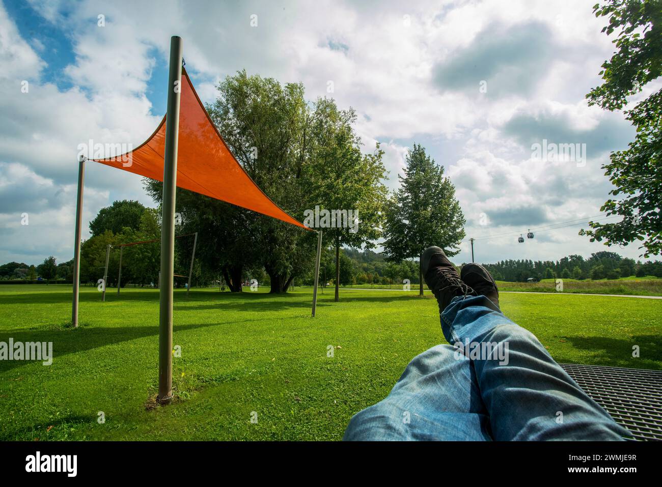 Relaxation ipark 'jardins du monde' (Garten der Welt) dans la banlieue de Berlin : lega de la personne qui se trouve dans le parc et la décoration som . En distance env Banque D'Images