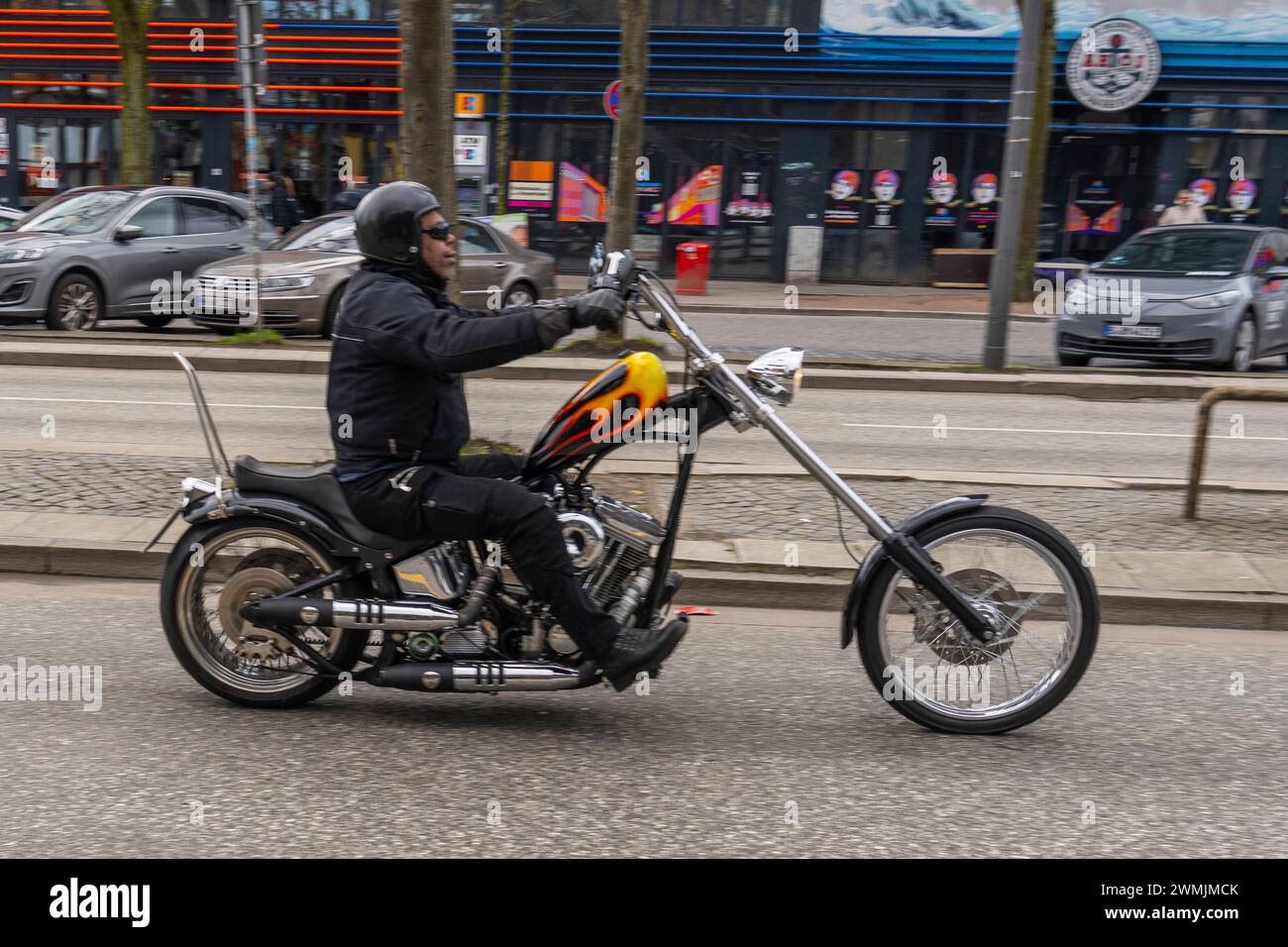 Ein Motorradfahrer auf der Reeperbahn dans Sankt Pauli à Hambourg. *** Un motocycliste sur la Reeperbahn à Sankt Pauli à Hambourg Banque D'Images